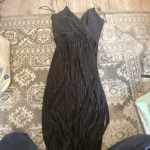 Svart klänning - Jättefin svart långklänning från Gina tricot som är lite för lång för mig och därför säljer jag den 💗 ord pris=500kr