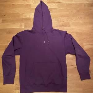 Lila hoodie från Jack & Jones. Ganska använd men i skitbra skick, inga fel alls! Säljer för kommer inte till användning längre.