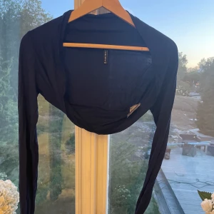 Marinblå bolero, amisu strl xs - Så fin mörkblå bolero från amisu