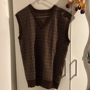 Väst  - En så mysig & oversized väst som tyvärr inte kommer till särskilt mkt användning längre :/ Köpt från plick men märket är Shein (OBS!  jag uppmuntrar ingen att bidra till fast fashion.)