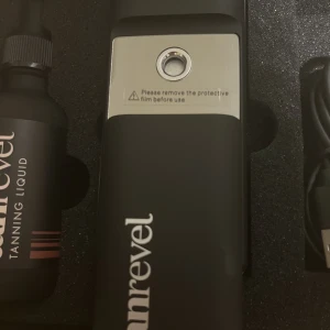 Tanrevel - Helt ny tanrevel maskin + tanning liquid 60ml, original color.  Maskinen är oanvänd och vätskan är oöppnad. Säljs för att jag köpte ett dubbelt kit. Nypris 799kr 