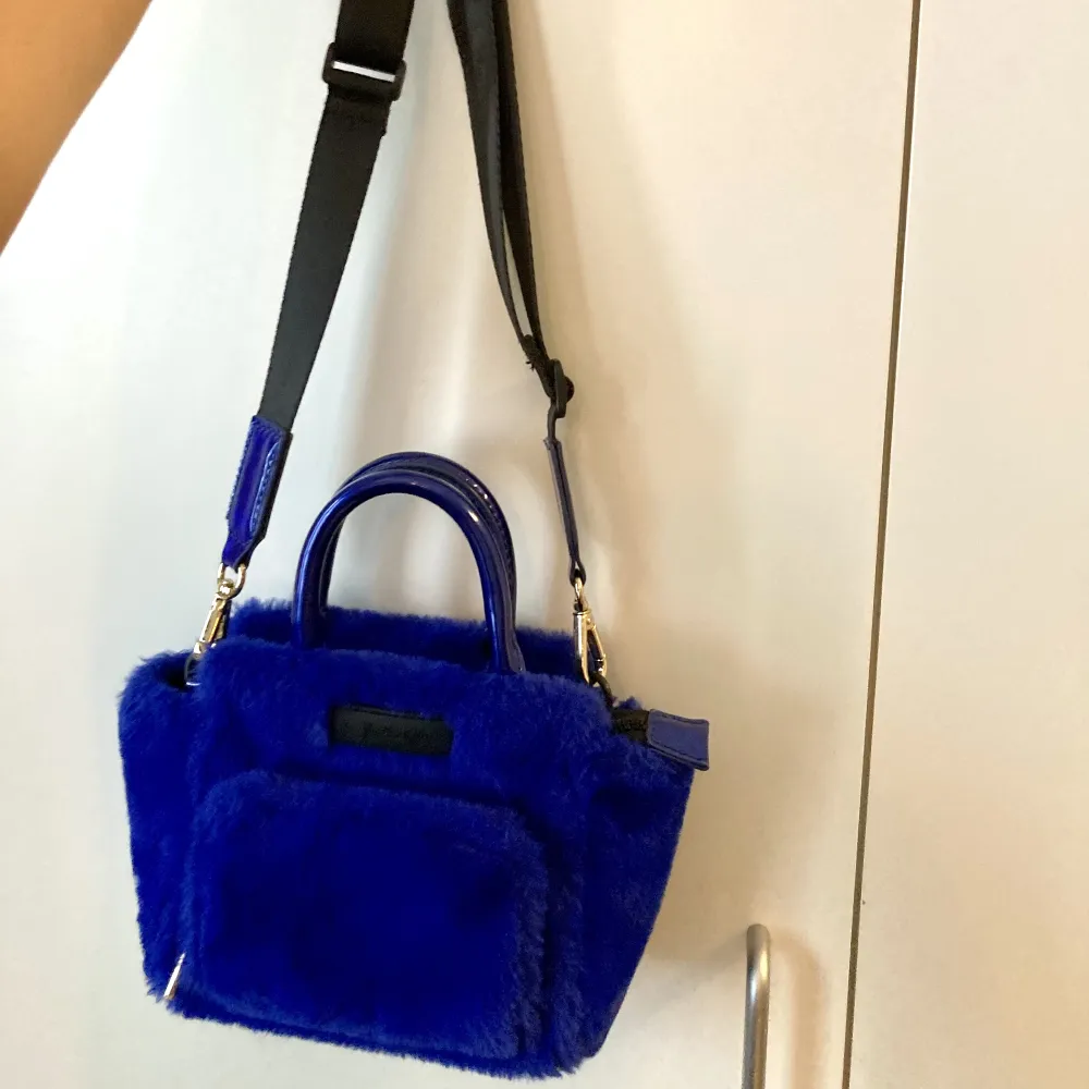 Jättefin kobalt blå fluffig handväska med avtagbar axelremsband. Köpt på plick men ser ut som ny från Kylie & Kendalls kollektion på Forever21. Väskor.