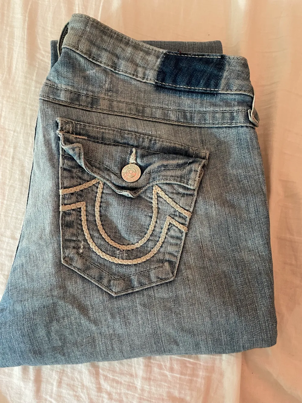 Säljer nu mina True Religion Jeans för de inte kommer till användning, de är i bra kvalitet och inga defekter 😁 lappen som sitter där back är dock inte kvar. De är köpta på Seams Vintage för 1000 kr. Ge gärna prisförslag och kontakta för frågor mm.. Jeans & Byxor.
