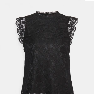 Svart pieces blus med mönster - En snygg nästan helt oanvänd blus från pieces. Köpt för 270kr och säljer för 150kr inkl frakt 39kr (pris kan diskuteras)💕