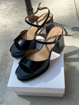 Snygg platåsko helt ny - Superfina platåskor från &Other Stories säljes pga kom ej till användning. De är aldrig anbända. 