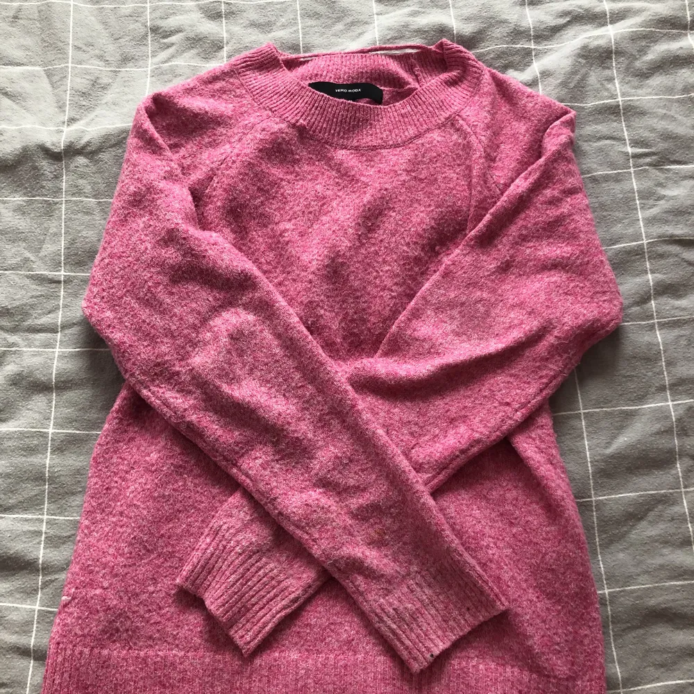 En jätte snygg rosa stickad tjoktröja💋det ör storlek xs och tröjan är från märket VERO MODA❤️. Stickat.