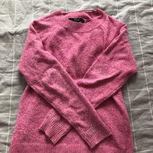 En jätte snygg rosa stickad tjoktröja💋det ör storlek xs och tröjan är från märket VERO MODA❤️