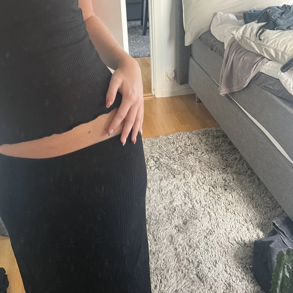 Säljer denna superfina långkjol från GinaTricot! Sista bilden är samma modell fast en annan färg (bara med för att förtydliga modellen)💓💓Storlek M! Säljer för 240 +frakt!!. Kjolar.