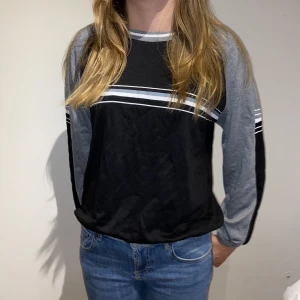 Sweatshirt  - Jätte cool sweatshirt 🤟den är inte för tjock så man kan ha den på sommaren och den e jätte snygg😱win win 🤞