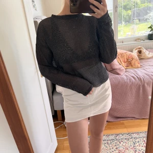 Grå see through pull over  - Sparsamt använd gråskimrig see through pull over 