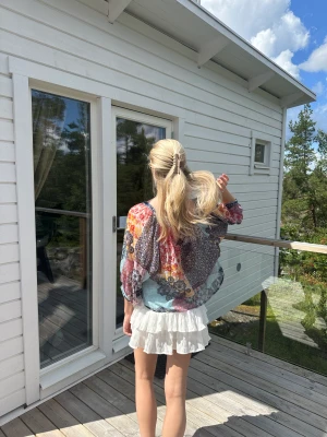 Sommar blus  - Säljer nu min snygga blus som jag har köpt i Spanien. Sjukt fin nu på sommaren då den är väldigt sommrig och fin! 🩷🩷 Ser helt ny ut storlek Xs/s 