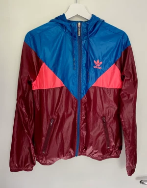 Ovanlig Adidas vindjacka stl 38 - Adidas jacka i ovanliga färger, i mycket bra skick!