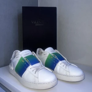 Valentino skor - Tjena, säljer nu mina valentino skor i strl 42,5 men passar även 43,5 bra! Skorna är i väldigt bra skick. Har all og till skorna, box, snören, påsar! 