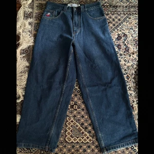 big boy jeans  - säljer dessa tvär feta big boys som är använda väldigt få par gånger med endast en pytteliten slitning längst ner på vänstra ben öppningen, säljer eftersom de ej kommer till användning då de icke passar min stil💯🤞
