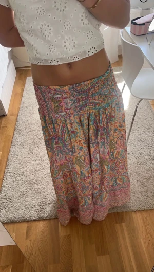 Lång kjol  - Intressekoll på min älskade lång kjol. Aldrig använd säljer endast vid bra bud! 💗modellen är 167 men man kan vika ner den så den passar kortare 