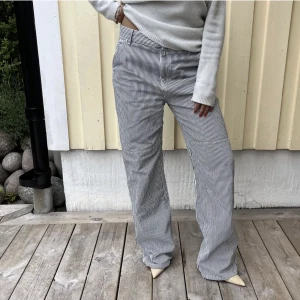 Randiga cargos  - Lånad första bild! Skitsnygga cargo/jeans från mango, nyskick och säljer pågrund av att de är för stora 🫶🏼dom är LÅNGA i benen 