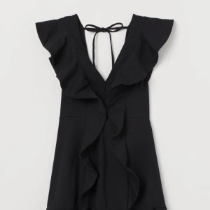 Volang klänning - Klänning med djup rygg och volanger. Nypris 500kr