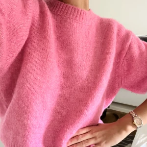 Zara tröja💓 - Säljer denna fina stickade t-shirt från zara, använd ca 3 gånger så väldigt bra skick!💓