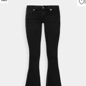 Only lågmidjade jeans  - Säljer dessa ur snygga Only jeansen.  Säljer dessa för att de är alldels för små nu tyvärr. De är använda ett fåtal gånger, och finns inga synliga defekter förutom Only märket som blivit lite skrynklig, se tredje bild. 