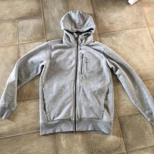 Sail racing hoodie  - Det är en Sail racing tröja använd i 3 veckor Använd 3 gånger Skick 10/10 som nyskick Nypris 1100kr