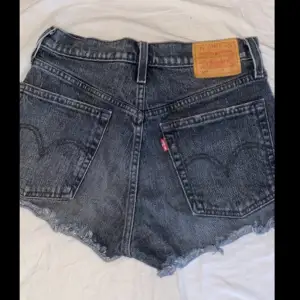 Levis shorts 501 i väldigt bra skick använda fåtal gånger (svart/grå). Priset kan diskuteras vid snabb affär.