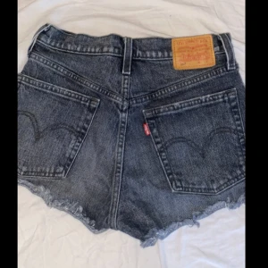 Levis jeans shorts  - Levis shorts 501 i väldigt bra skick använda fåtal gånger (svart/grå). Priset kan diskuteras vid snabb affär.
