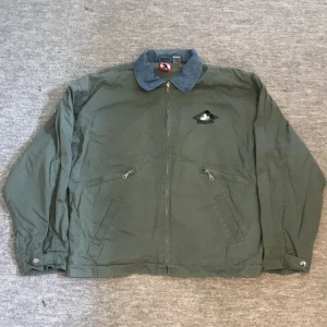 Disney jacka  - Grön jacka med musselodling broderi. Storlek large 