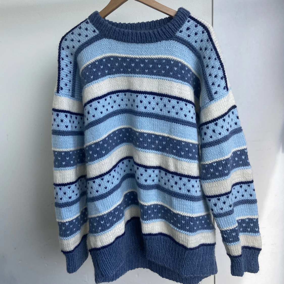 Stickad tröja med mönster