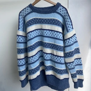 Stickad tröja med mönster - Blå stickad sommartröja med mönster