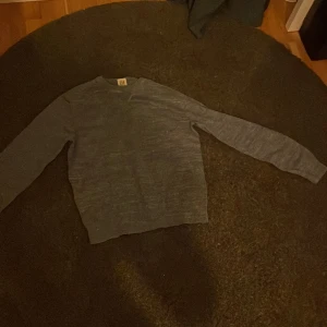 Stickad tröja - En tunn stickad blå tröja som är riktigt snygg och i bra skick. Använd en gång.