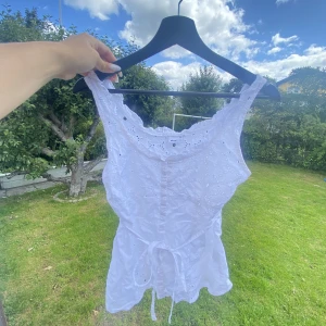 Linne/top  - Sommrig och härlig top perfekt till sommaren. Aldrig använt 