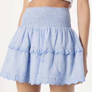 Neo Noir kjol - Jag säljer en Blå Neo Noir kjol i stolek 34💕Den är i perfekt skick eftersom den bara är använd 1 gång och den köptes för cirka 600kr💕Hör av er vid frågor!