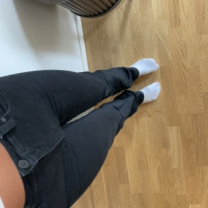 Abrand jeans - Jeans från märket abrand i strl 25, modell A 94 Hugh straight. Modellen är rak och släpper vid knäna och blir lösa. Jag är 168 cm för referens. Endast testade