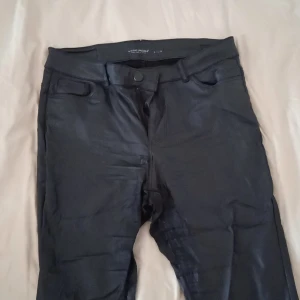 Skinnbyxor - Säljer av mina snygga skinnbyxor som är ifrån vero moda.  Sitter jättebra på men dem kommer inte till användning för mig.