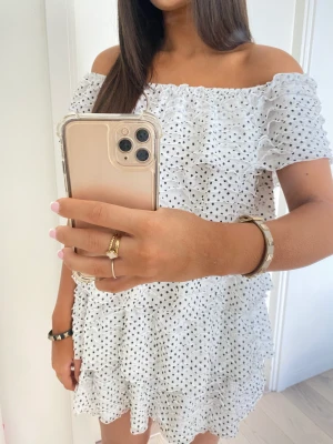 Zara volang klänning  - Säljer Zaras populära klänning från förra sommarn som inte går att få tag i längre, så fin till vardags men även festlig 