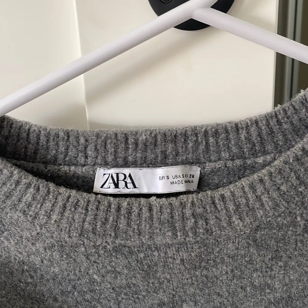 Säljer denna stickade tröjan från zara i storlek s. Använd 1 gång och är därmed i väldigt bra skick.  Skriv vid intresse köpare står för frakt🩷. Stickat.