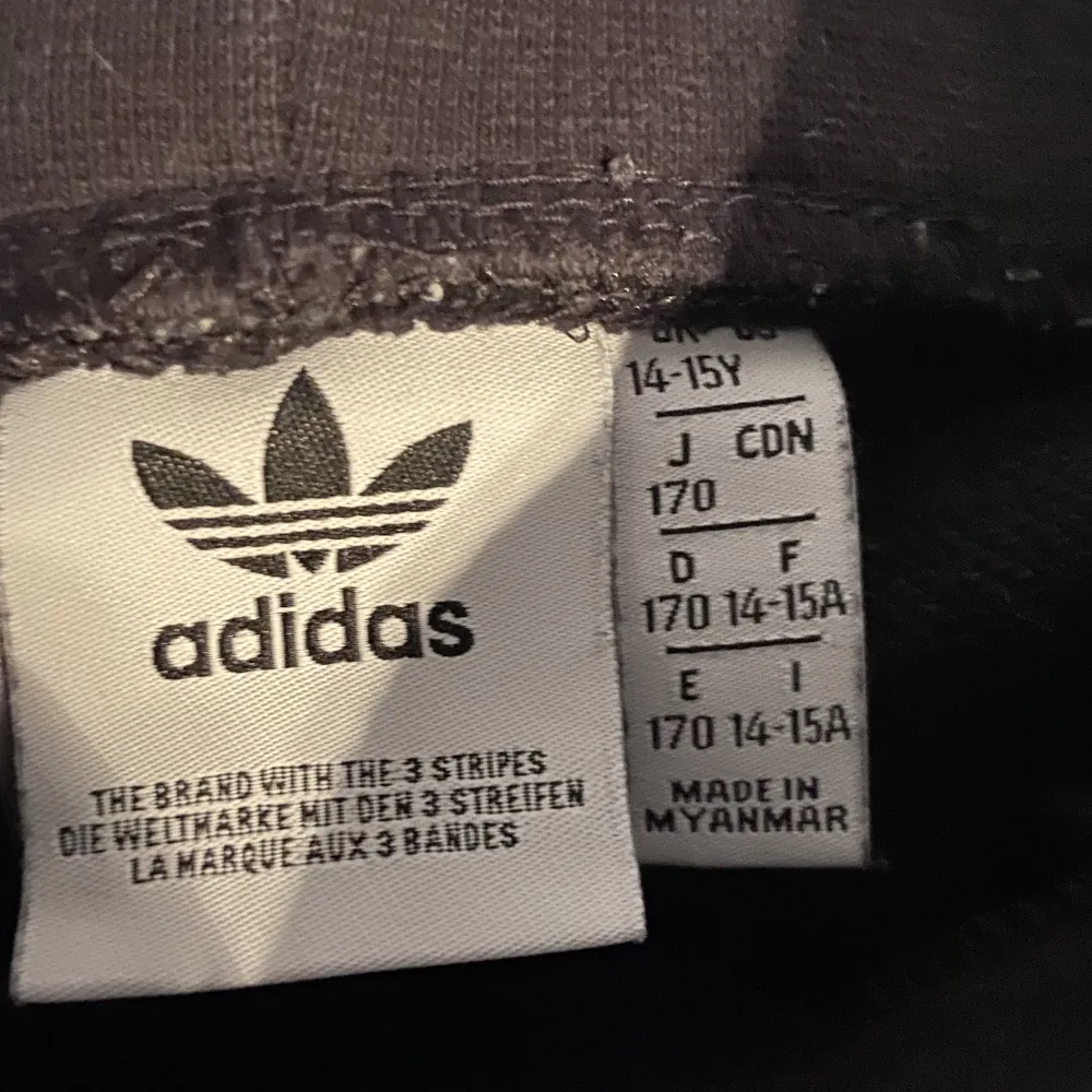 Säljer två adidas byxor! Båda är i bra skick och inget söder. Båda byxorna för 350kr eller enskilda 200kr! Skriv om du har någon fråga eller fundering.. Jeans & Byxor.