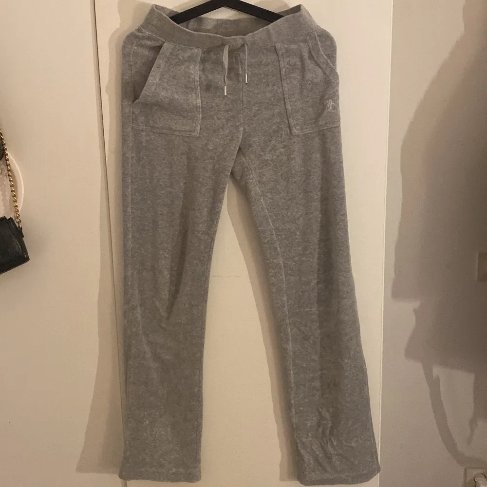 jag säljer mina juciy byxor då jag sällan använder dem! Dem har även enbart används ett fåtal gånger. Pris kan diskuteras🤍. Jeans & Byxor.