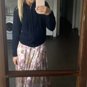 Softgoat stickad - Super fin stickad zip hoodie från soft goat, som ny!! Använd Max 8-10 gånger! 