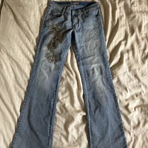 Vintage jeans - Jeans köpta av mig på loppis för cirka 1 år sedan. Låg midja och bootcut. Bara att skriva vid frågor! Köparen står för frakt.