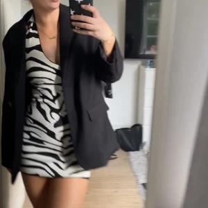 zebra klänning - så snygg klänning från gina som tyvärr är fort kort för mig💓 jag är 173 cm