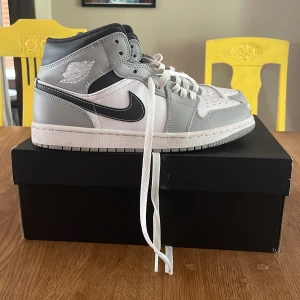 Jordan 1 light smoke grey mid - Säljer mina Jordans då dom inte kommer till användning och är lite för små. Skick 9/10. Ny pris 3000. Skriv vid intresse, pris kan diskuteras.
