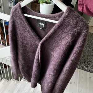 Stussy shaggy cardigan - Det skönaste plagget jag någonsin haft på mig. Använd men inga tydliga tecken på användning. Köpt på nitty gritty i sthlm. Nypris 1700. 