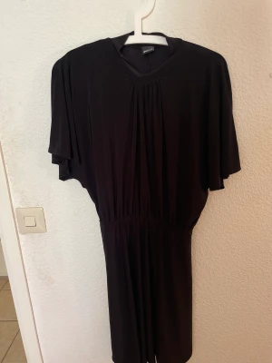 Kort klänning  - Kortärmad klänning med materialet 95% polyester och 5% Elastan. Bra skick 