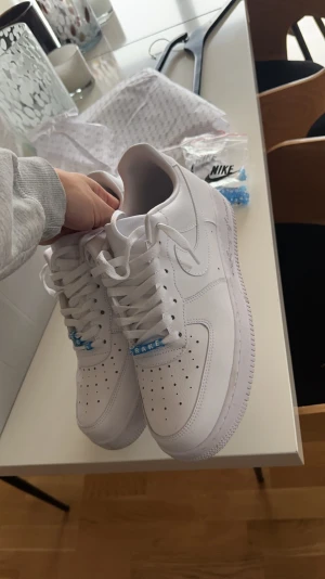 Af1 x Drake Nocta - Tjena säljer nu mina af1 x drake  Storlek 44,5 Cond 8/10, finns lite smuts på insidan av skorn som säkert går att ta bort Kan gå ner i pris vid snabb affär   All OG kommer med  