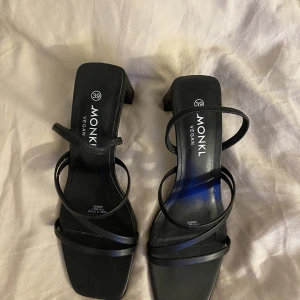 svarta klackar - svarta klackar som är använda vid ett tillfälle, men i nyskick😍 klacken är ca 5 cm