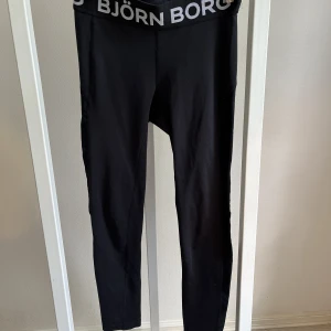 Svarta björnborg tights - Säljer ett par svarta björnborg tights i storlek S, använda men i gott skick💕