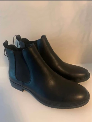 Fin skor - Hej  Jag säljer mina skor som jag fick i present fast som var för små. Oanvända inga skador eller slitna. Frakt är tillgängligt(du står för frakten)eller att skorna blir upphämtade i Eslöv.