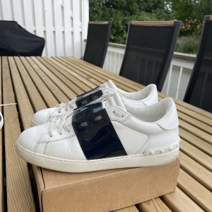 Valentino Open - Valentino Open Navy Shiny - Size: 41 fits 41,5/42 - Condition: 9/10 - Pris: 3000kr