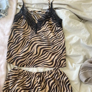 Pyjamas sett - Fint pyjamas sett! Fint skick